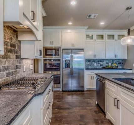 Trendy vs. Timeless: Choosing the Right Style for Your Kitchen Remodel